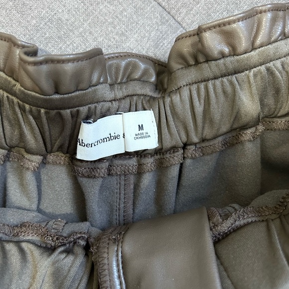 💥PRICE⬇️ 
ABERCROMBIE & FITCH • High Waisted Faux Leather Shorts•Olive Green •M - Picture 8 of 12